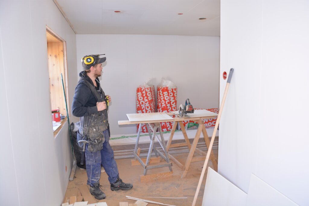 Dette gjesterommet skal ha fleire sengeplassar, aktuelt for større grupper som treng overnatting. (Foto: Helge J. Stautland)