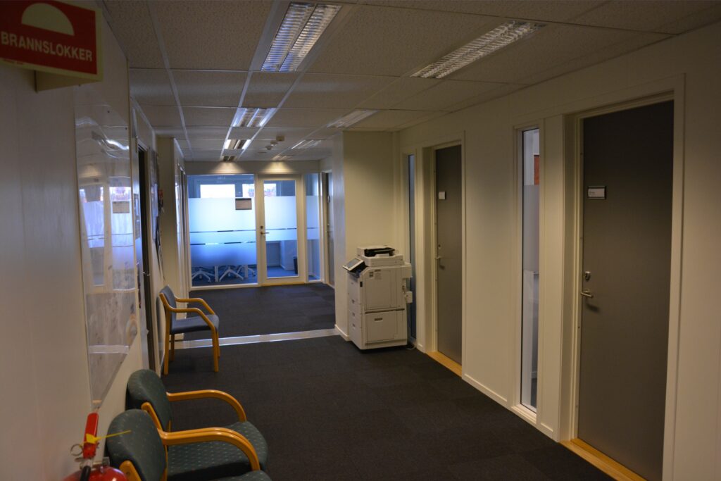 Slik ser den austlege delen av andre etasje av hovudbygget i dag. Her hadde me bibliotek før oppussinga. Før det var det peisestove og klasserom. (Foto: Helge J. Stautland)